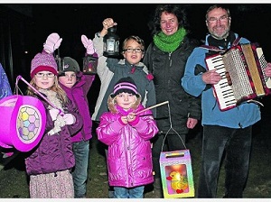 Freude am Kerzenlicht: Beim Laternenumzug in Vollmarshausen waren auch Mia und Lavina (vorne, von links) sowie Luisa (hinten von links), Johannes, Pfarrerin Kerstin Grenzebach und Heinz Ebrecht dabei. Ebrecht begleitete die Sänger auf dem Akkordeon. Foto © H. Kothe